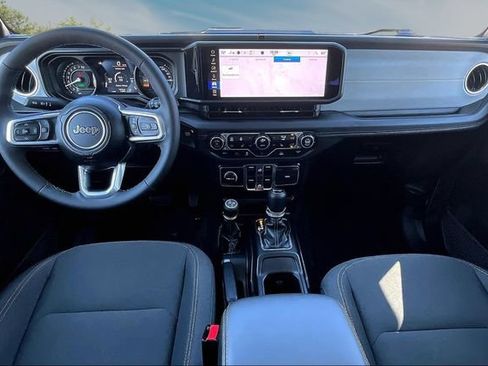 Used 2025 Jeep Wrangler Unlimited Sahara AWD/4WD image 7