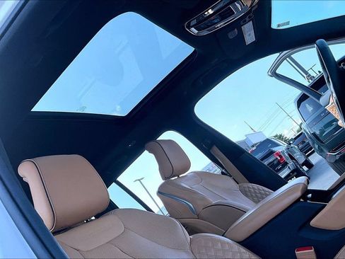 Used 2023 Jeep Grand Cherokee Summit AWD/4WD image 28
