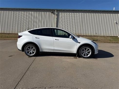 Used 2023 Tesla Model Y Long Range image 2