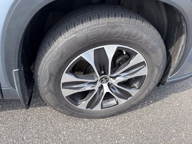 Used 2021 Toyota Highlander XLE AWD/4WD image 11