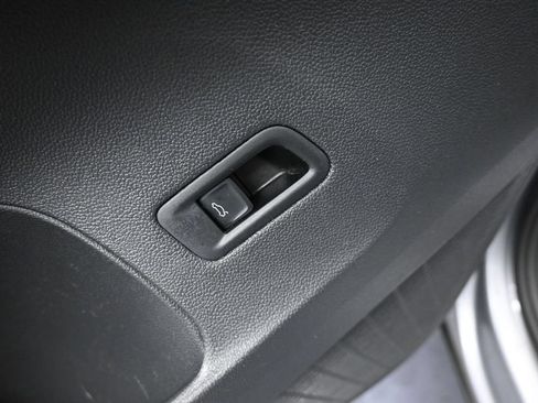 Used 2025 Volkswagen Atlas Cross Sport SE FWD image 31