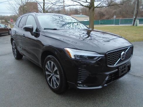 Used 2025 Volvo XC60 B5 Core image 3