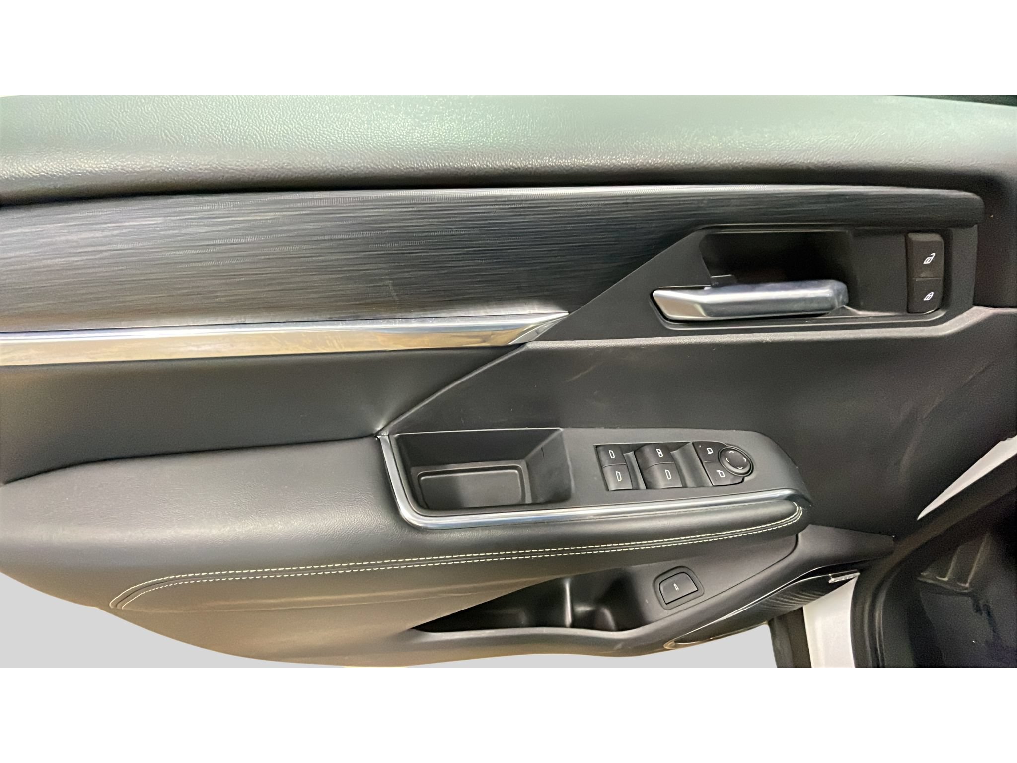 Used 2025 GMC Acadia Elevation AWD/4WD image 9