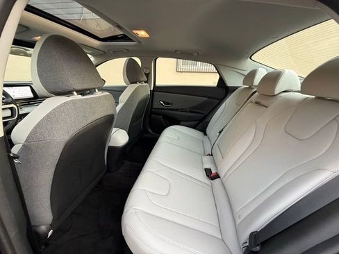 Used 2022 Hyundai Elantra Limited image 24