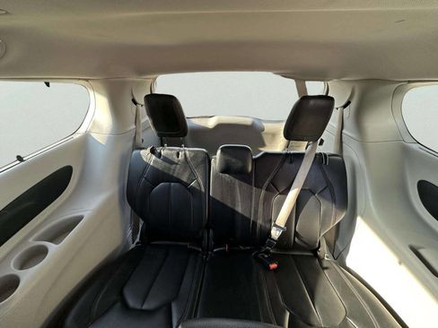 Used 2018 Chrysler Pacifica Touring-L image 11