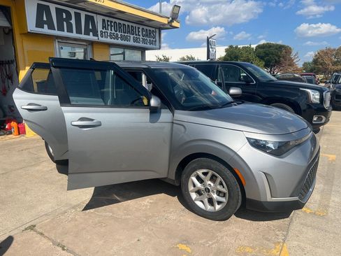 Used 2023 Kia Soul LX w/ LX Technology Package FWD image 7