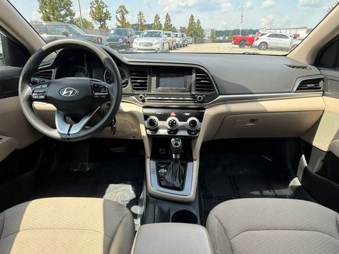 Used 2019 Hyundai Elantra SE FWD image 3