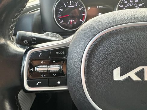 Used 2022 Kia Carnival LX FWD image 18