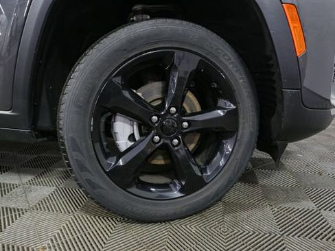 Used 2023 Jeep Grand Cherokee Limited w/ Black Appearance Package AWD/4WD image 16