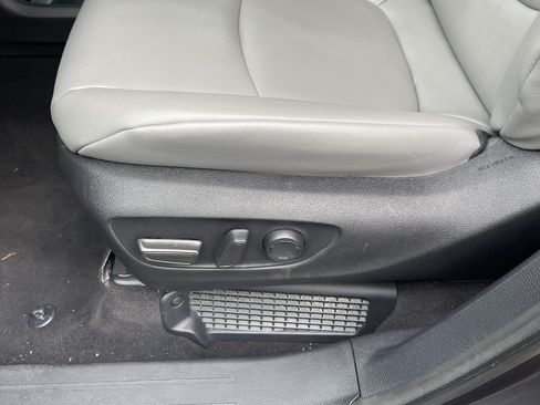 Certified 2025 Toyota Sienna XLE FWD image 18