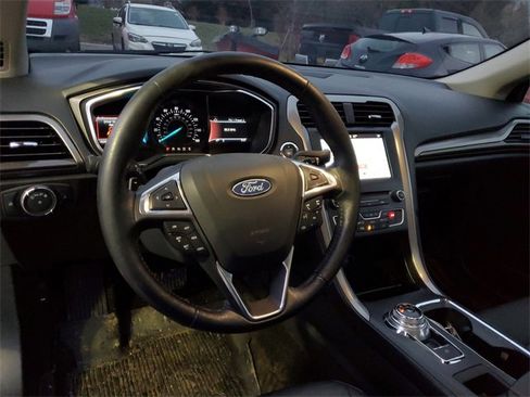 Used 2018 Ford Fusion SE w/ Fusion SE Technology Package image 16