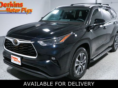 Used 2024 Toyota Highlander XLE FWD image 1