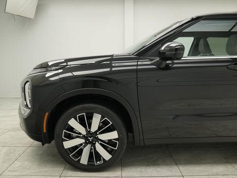 New 2025 Mitsubishi Outlander SE image 13