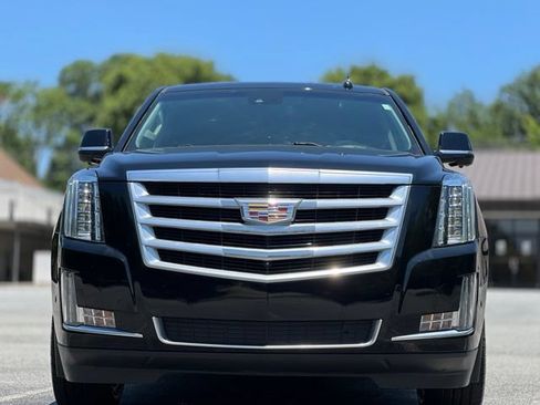 Used 2017 Cadillac Escalade Luxury RWD image 2