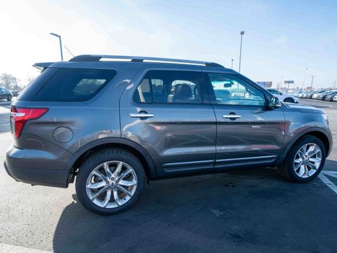 Used 2015 Ford Explorer XLT w/ Equipment Group 202A image 6