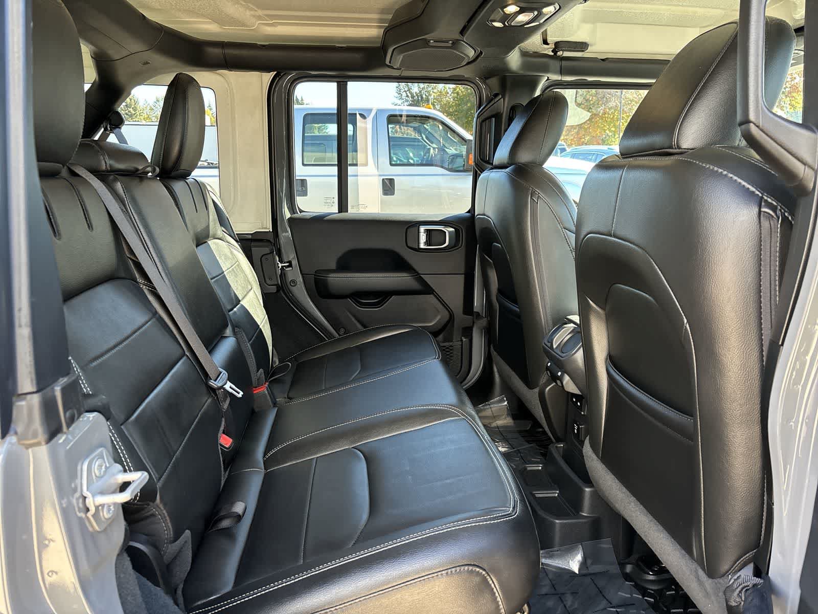 Used 2022 Jeep Wrangler Unlimited Sahara AWD/4WD image 7