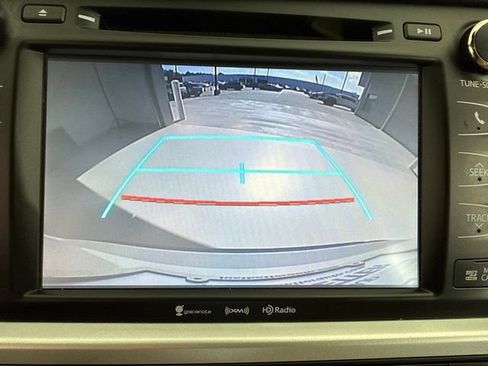 Used 2019 Toyota Highlander XLE FWD image 21