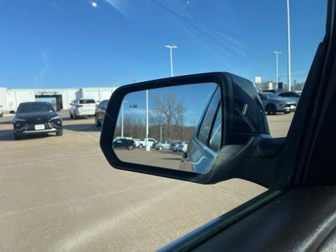 Used 2023 Chevrolet Traverse LT image 59