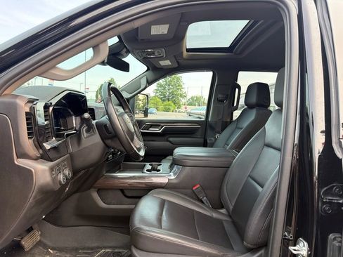 Used 2025 Chevrolet Silverado 2500 LTZ w/ LTZ Convenience Package AWD/4WD image 2
