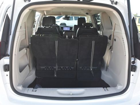 Used 2024 Chrysler Pacifica Touring-L FWD image 18