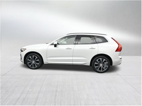 Used 2022 Volvo XC60 B5 Momentum FWD image 2