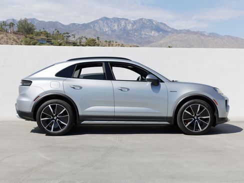 Used 2025 Porsche Macan 4S Electric image 8