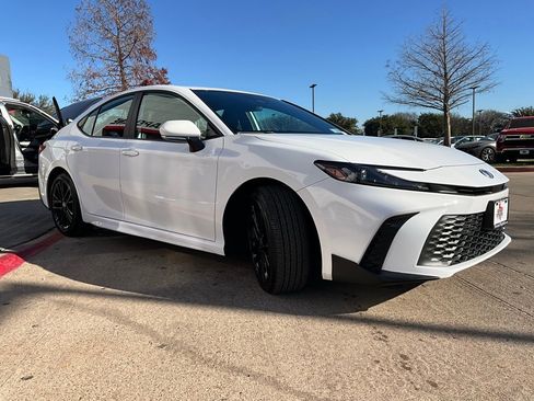 Used 2025 Toyota Camry SE image 5