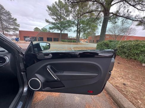 Used 2012 Volkswagen Beetle 2.0T image 19