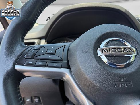 Used 2017 Nissan Rogue SV AWD/4WD image 24