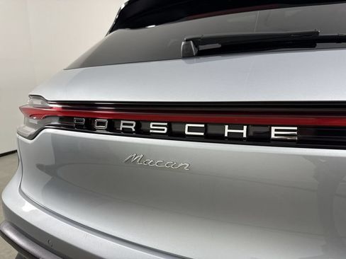 Certified 2026 Porsche Macan AWD/4WD image 19