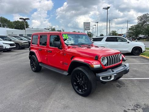 Used 2025 Jeep Wrangler Unlimited Sahara AWD/4WD image 2