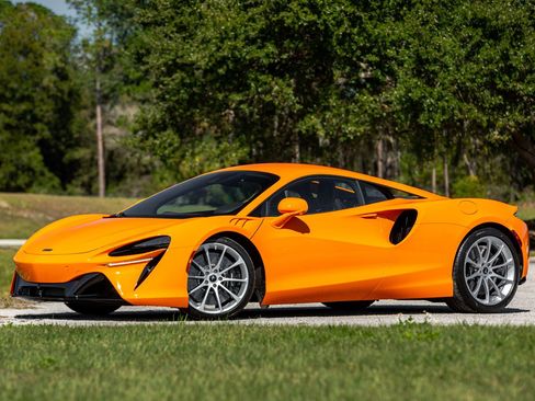 Used 2024 McLaren Artura RWD image 12