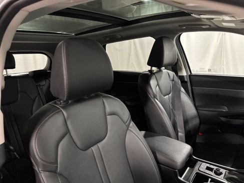 Certified 2025 Kia Sorento EX w/ Panoramic Sunroof Package AWD/4WD image 16