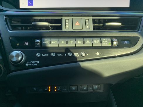 Used 2025 Lexus ES 350 F Sport w/ Accessory Package (Z2) image 29