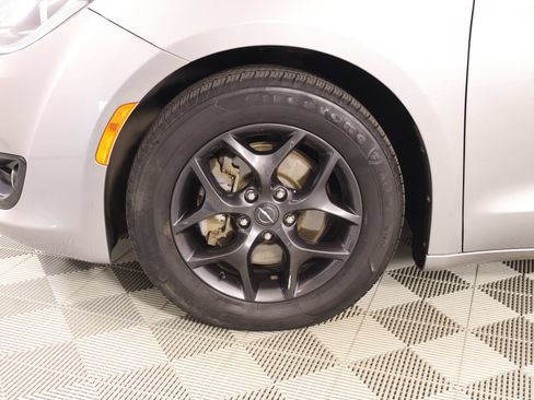 Used 2018 Chrysler Pacifica Touring-L Plus w/ S Appearance Package FWD image 20