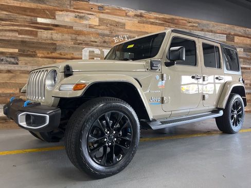 Used 2022 Jeep Wrangler Unlimited Sahara w/ Cold Weather Group AWD/4WD image 17