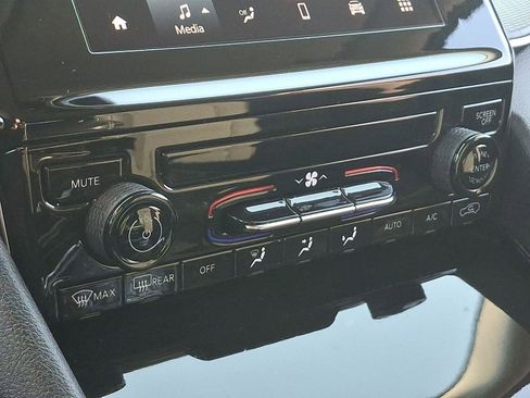 Used 2023 Jeep Grand Cherokee Laredo image 16