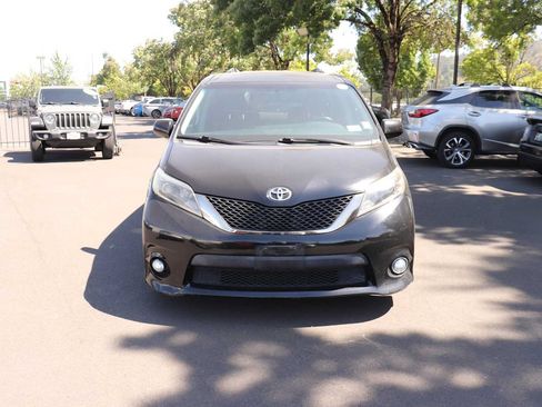 Used 2017 Toyota Sienna SE w/ SE Preferred Package FWD image 2