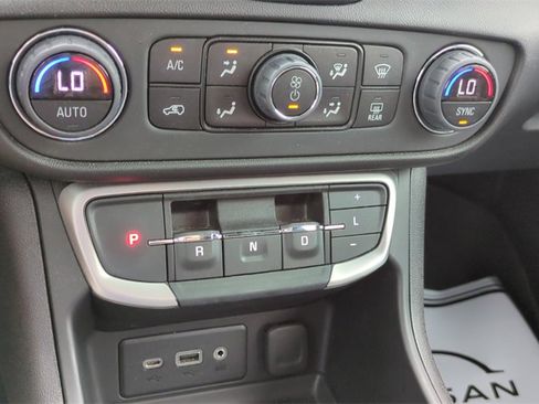 Used 2024 GMC Terrain SLE w/ Driver Convenience Package image 17