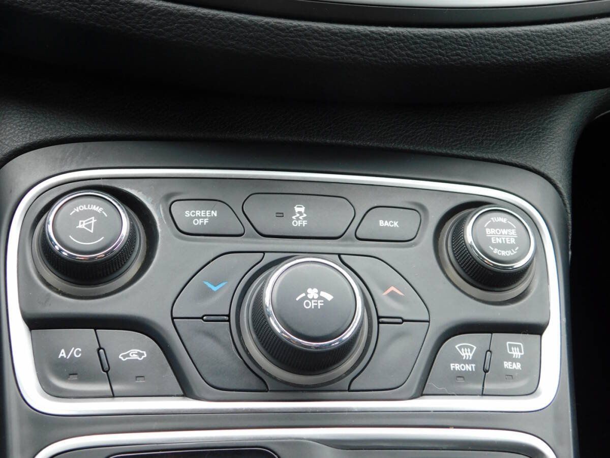 Used 2015 Chrysler 200 Limited w/ Convenience Group FWD image 14