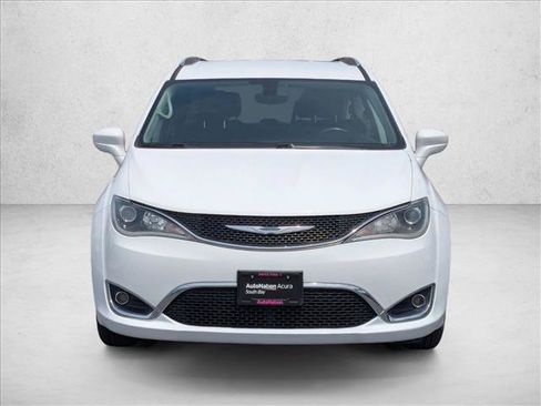 Used 2018 Chrysler Pacifica Touring-L FWD image 2
