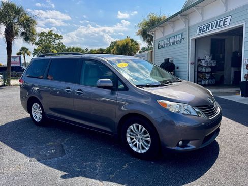 Used 2011 Toyota Sienna XLE FWD image 2