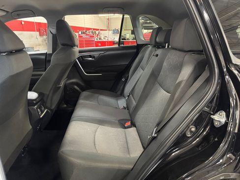 Used 2025 Toyota RAV4 XLE AWD/4WD image 17