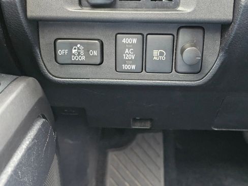 Used 2018 Toyota Tacoma TRD Off-Road AWD/4WD image 28