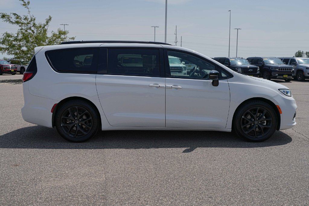 Used 2025 Chrysler Pacifica Limited FWD image 6