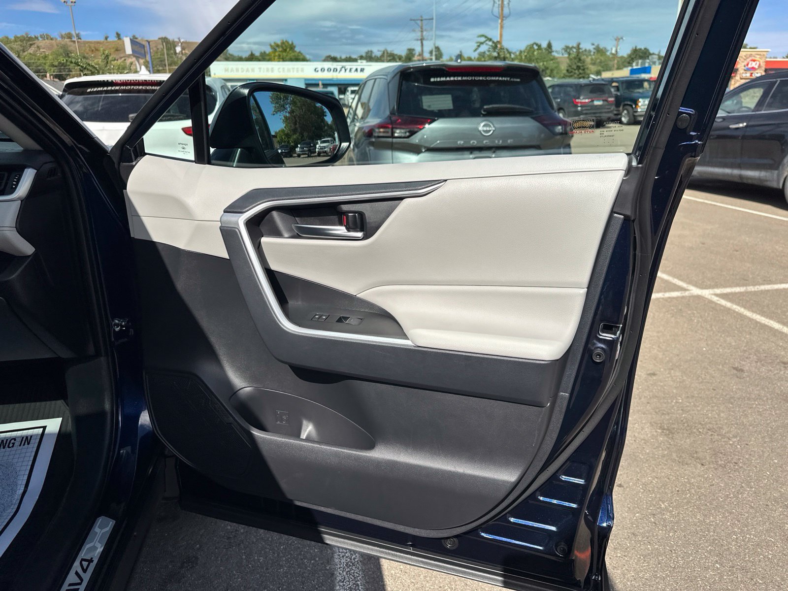 Used 2025 Toyota RAV4 XLE Premium w/ Weather Package AWD/4WD image 41