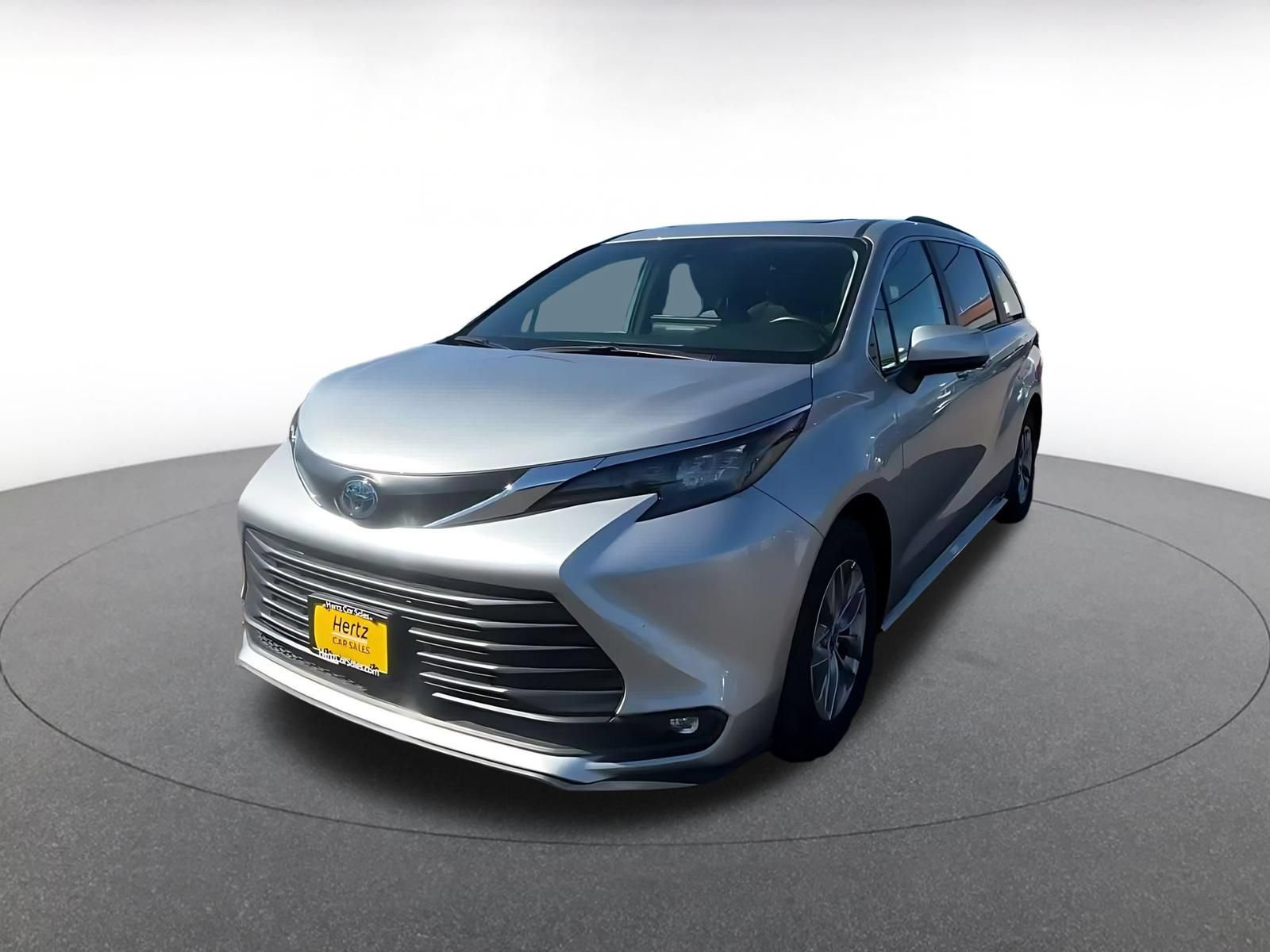 Used 2025 Toyota Sienna XLE FWD image 6