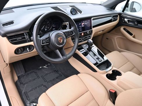 Certified 2025 Porsche Macan AWD/4WD image 4