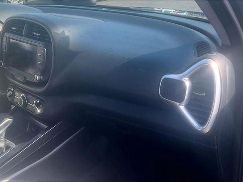 Used 2025 Kia Soul LX w/ LX Technology Package FWD image 17