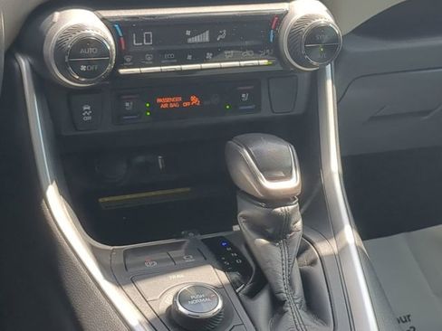 Used 2019 Toyota RAV4 Limited image 16